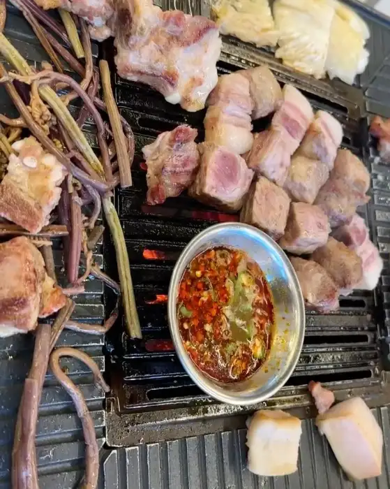 멜젓과 함께 곁들여 먹는 흑돼지