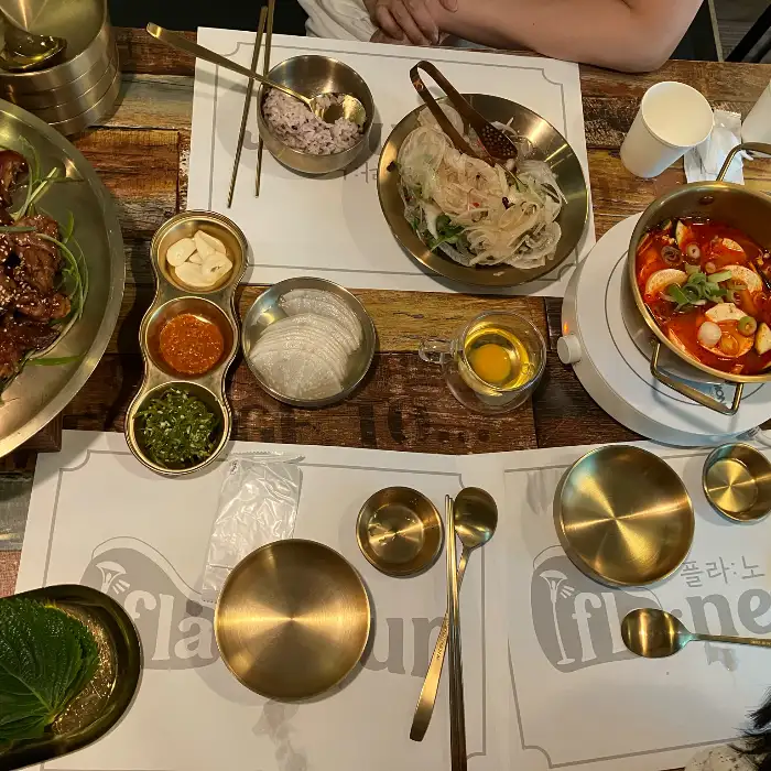 푸짐하게 차려진 족발과 다양한 곁들임 메뉴