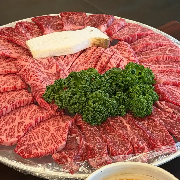 테이블에 세팅된 다양한 밑반찬들