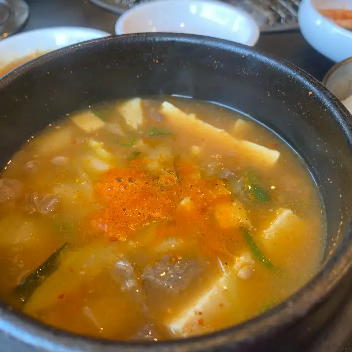보글보글 끓고 있는 따뜻한 된장찌개