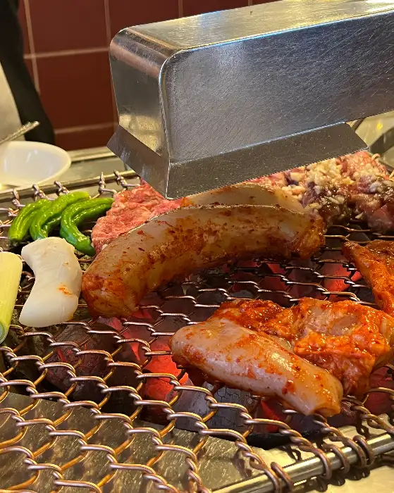 다양한 부위의 고기 구이