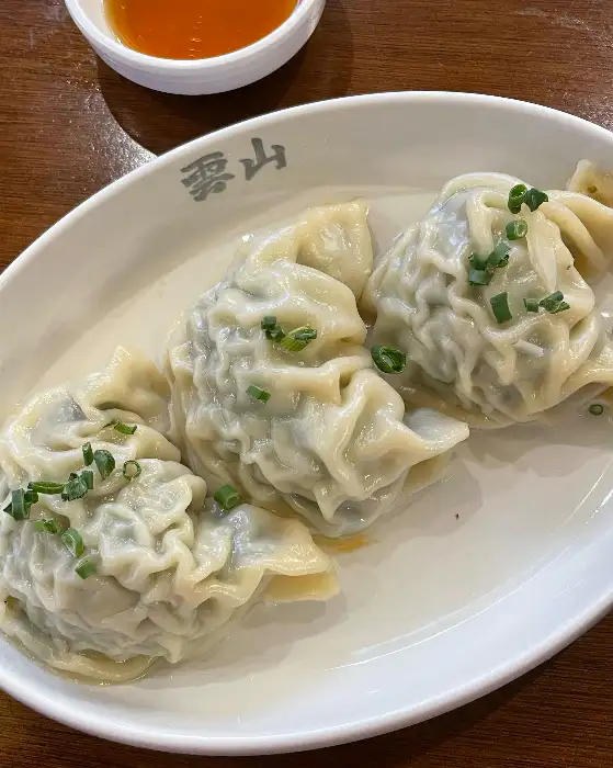 뽀얀 국물의 맑은 곰탕