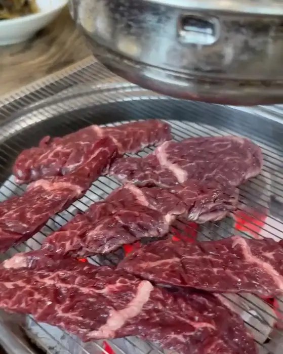숯불 위에서 구워지는 한우 갈비살