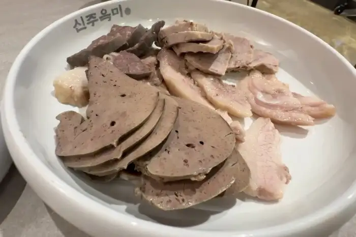 푸짐한 수육 한 접시