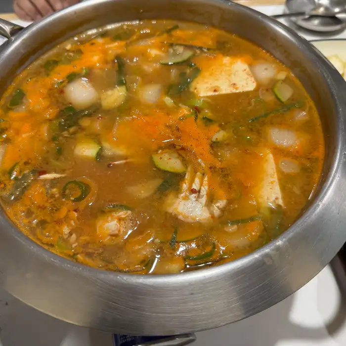 푸짐한 건더기가 들어간 된장찌개