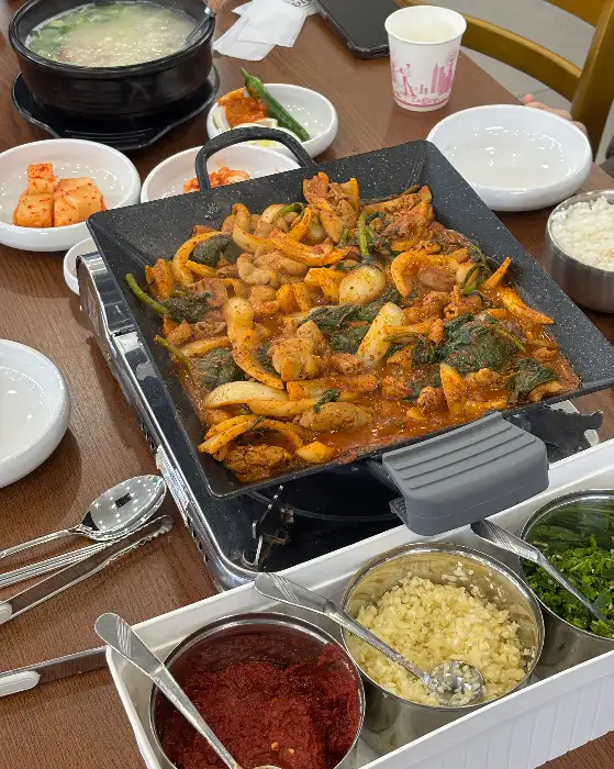 한상 가득 차려진 순대국과 곱창전골