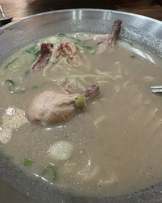 닭칼국수 그릇의 다양한 부위 닭고기