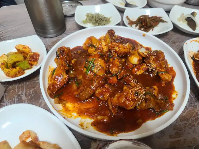 매콤한 양념으로 버무려진 닭볶음탕 클로즈업