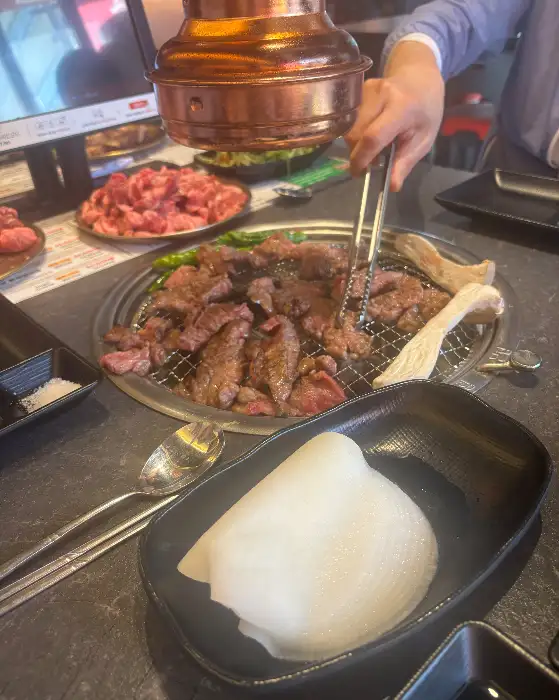 푸짐하게 차려진 밥과 반찬