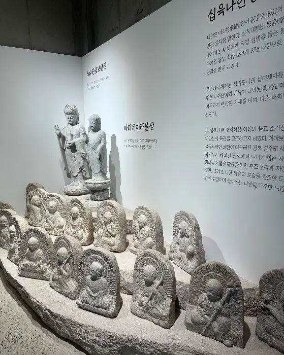 다양한 크기의 불상 조각들이 전시된 모습