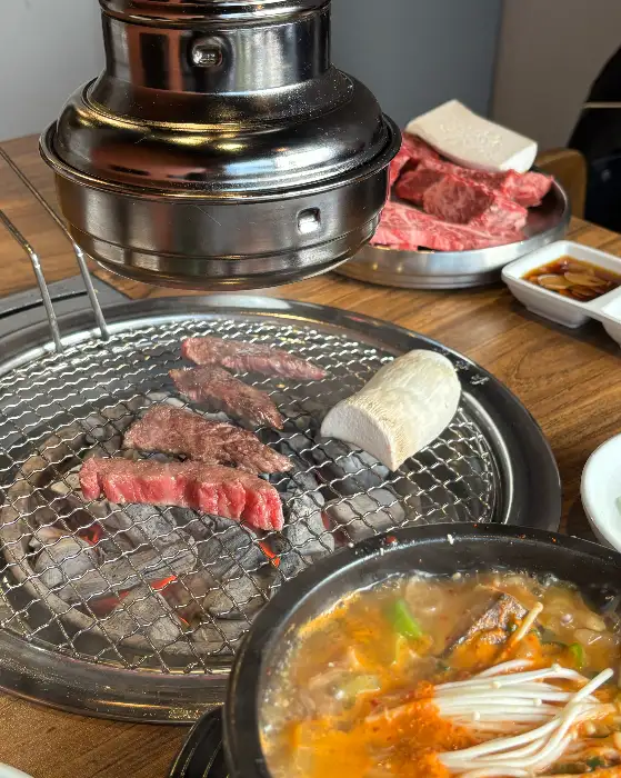 숯불 위에서 맛있게 구워지는 한우