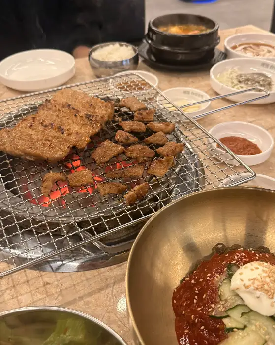 테이블 세팅과 숯불 위 돼지갈비