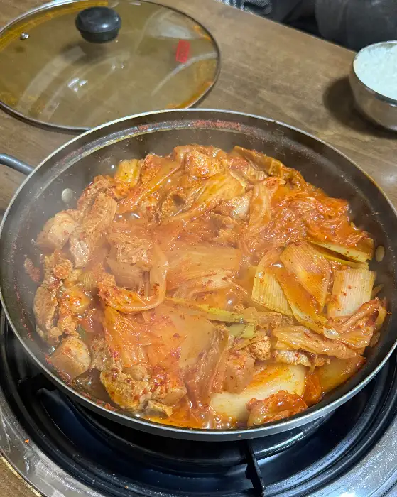 김치와 고기가 익어가는 모습