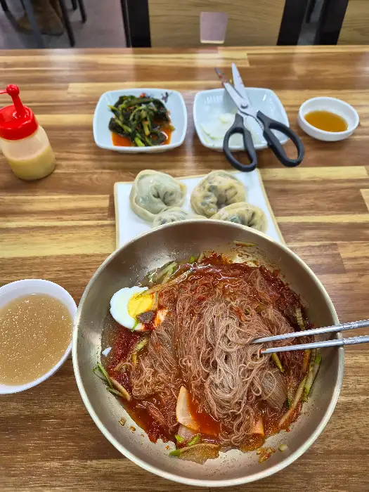 다채로운 메뉴가 한 상 차려졌습니다.