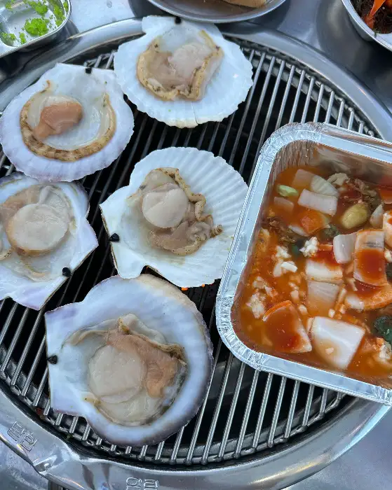 가리비와 함께 제공된 조개 요리