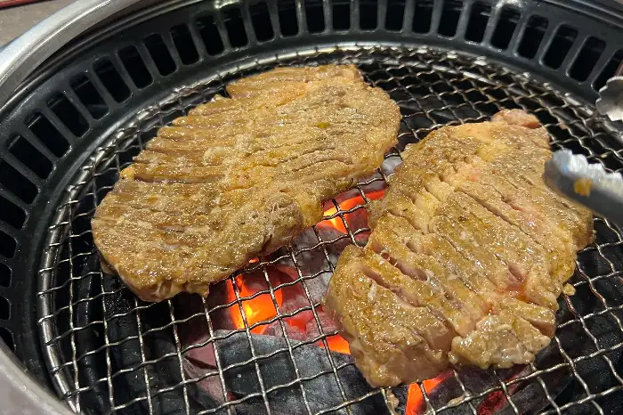 나주면옥 과천점, 숯불에 구워지고 있는 두툼한 갈비