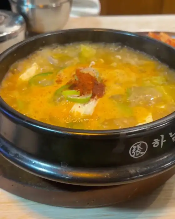 김이 모락모락 나는 뜨거운 된장찌개