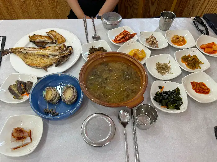 앞접시에 덜어 먹기 좋게 발라진 생선 살