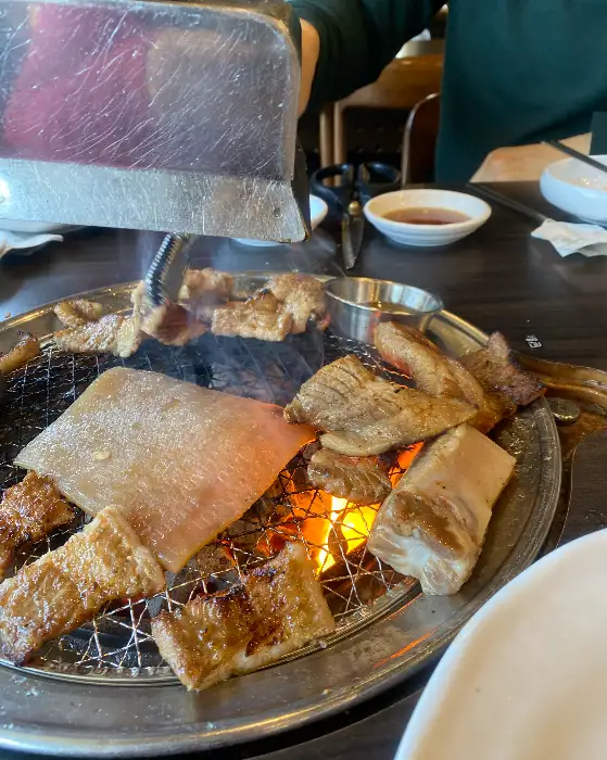 돼지 껍데기와 돼지갈비를 함께 굽고 있는 모습