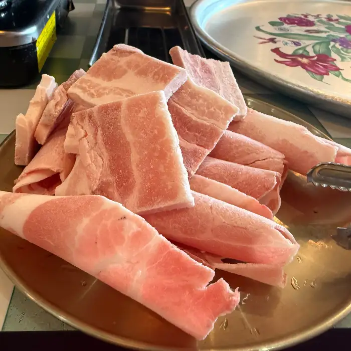 두툼하게 썰린 생대패삼겹살