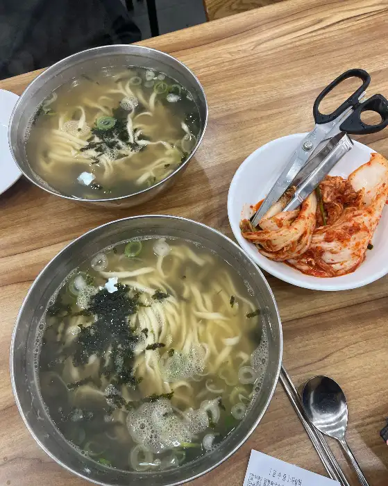김치와 칼국수가 함께 담긴 테이블 모습