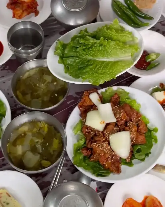 설성식당 밥상 전체 모습