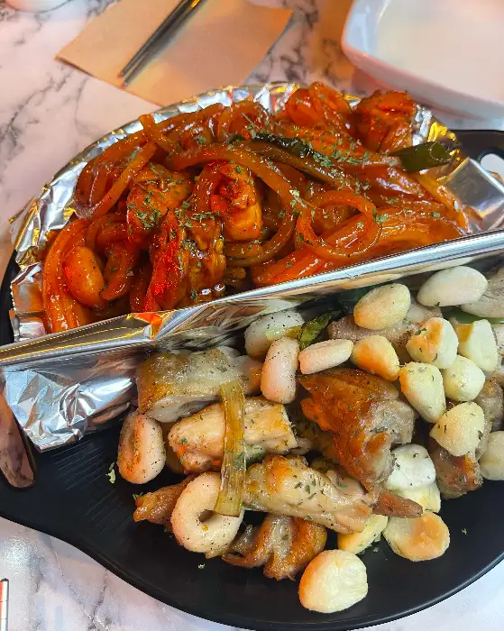 푸짐하게 담긴 숯불 치킨과 튀김