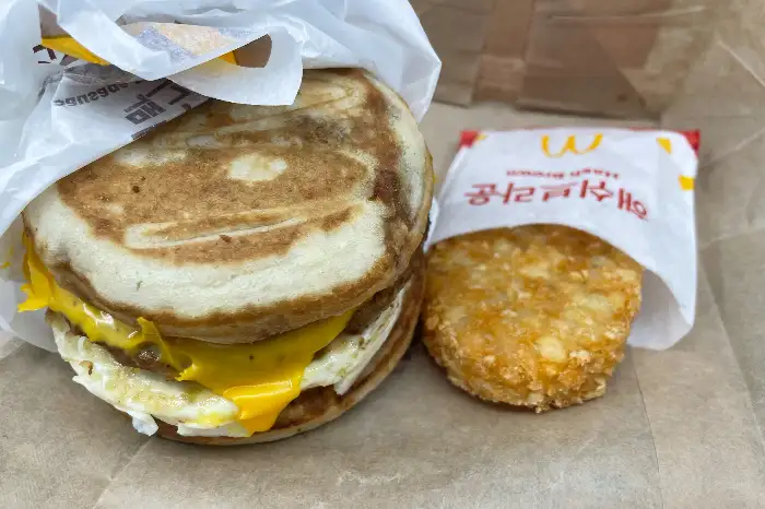 노량진 맥도날드에서 행운버거 골드+컬리프라이 세트를 즐기는 모습