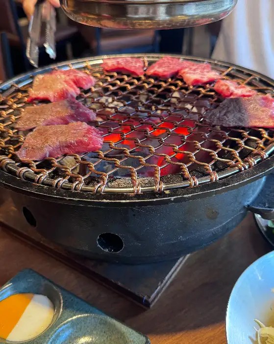 숯불 위에서 구워지고 있는 소고기