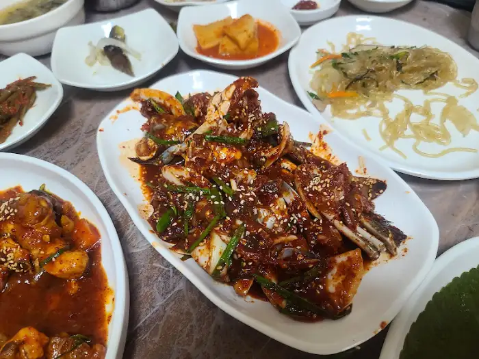 푸짐하게 담긴 꽃게무침