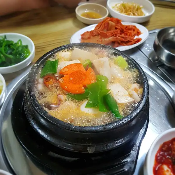 김이 모락모락 나는 해물된장찌개