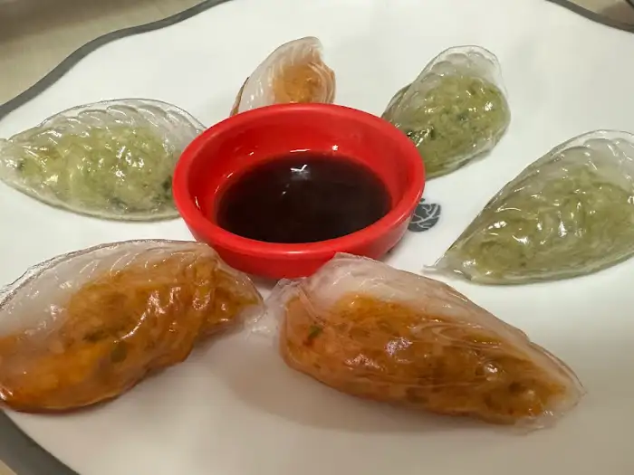 만두 6개와 양념장이 함께 담긴 접시 이미지