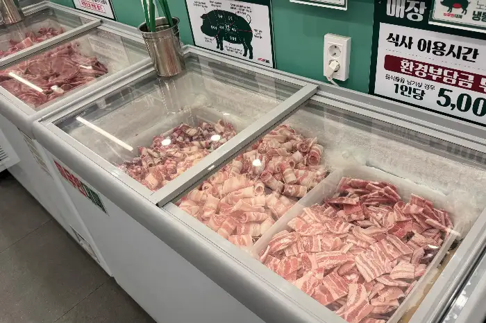 신선한 고기가 담긴 냉장 쇼케이스