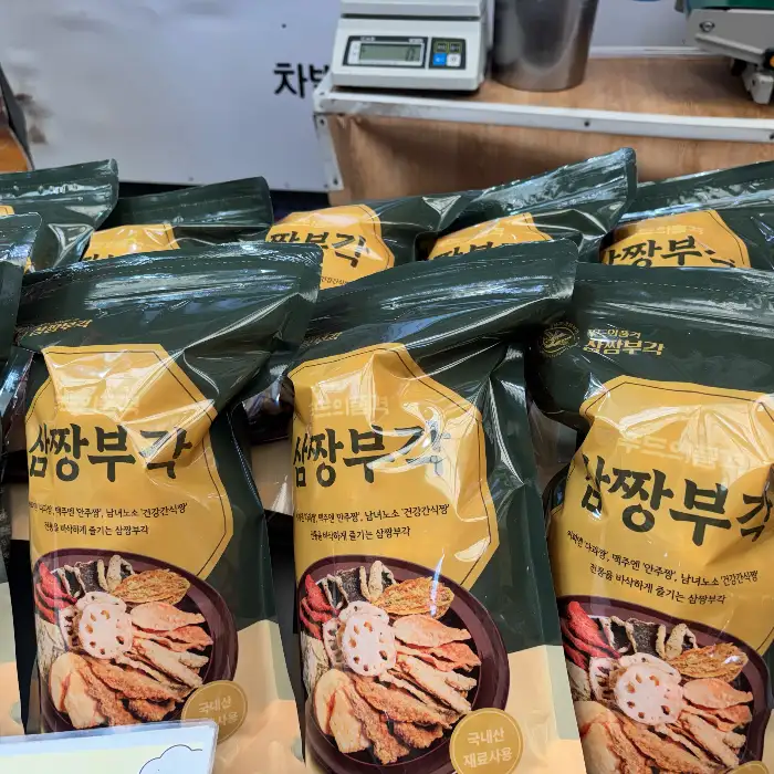삼짱부각 브랜드 로고가 있는 포장 봉지들