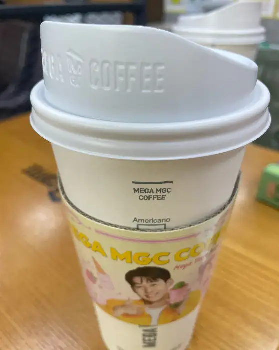 브랜드 로고가 새겨진 컵
