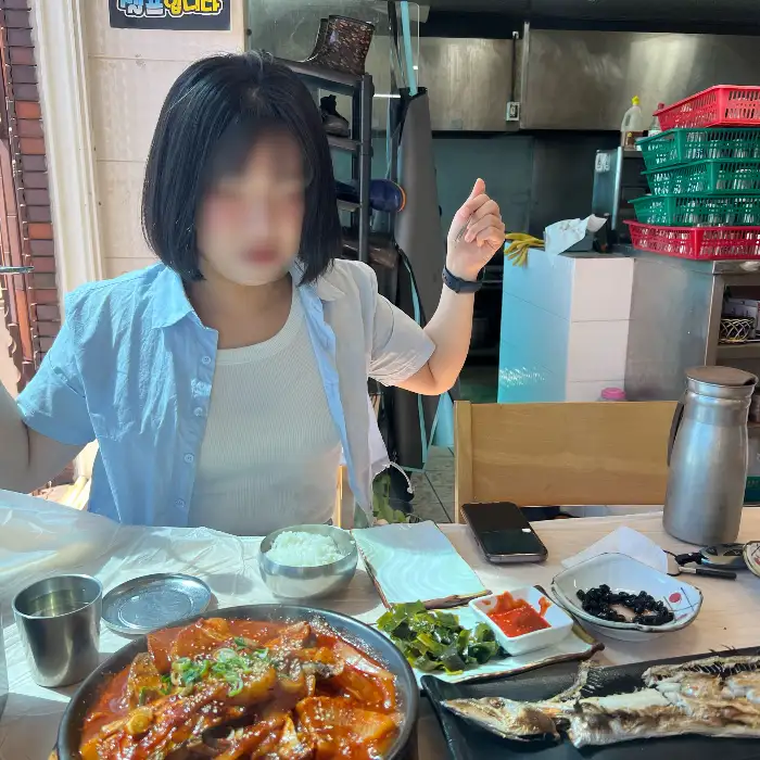 식사 중인 손님 모습