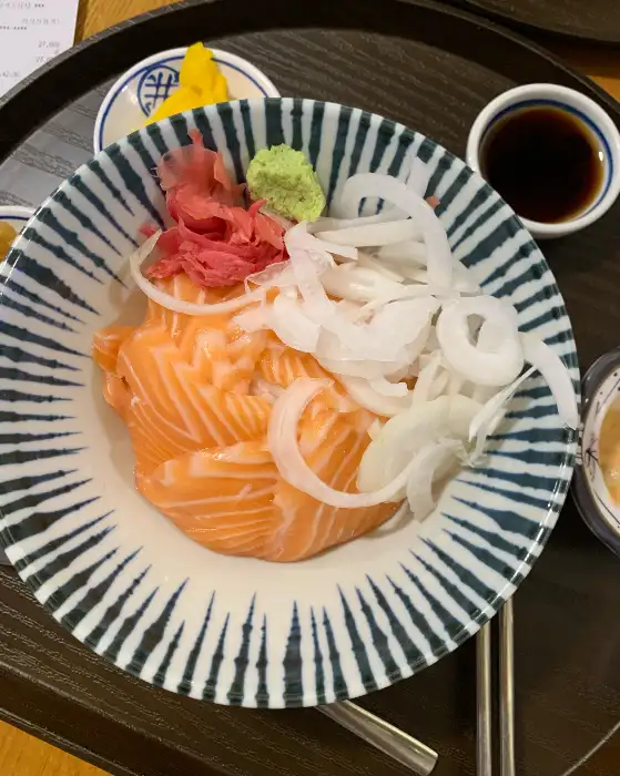 사케동의 연어 플레이팅
