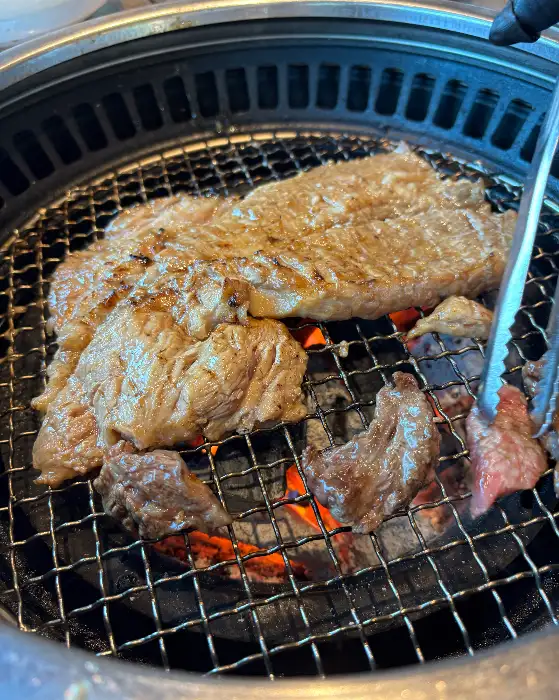 나주면옥 과천점, 숯불 위에서 지글지글 익어가는 황칠돼지갈비