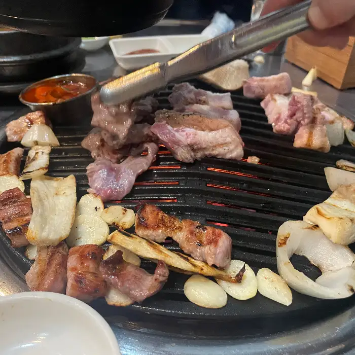 다양한 밑반찬이 놓인 테이블 풍경