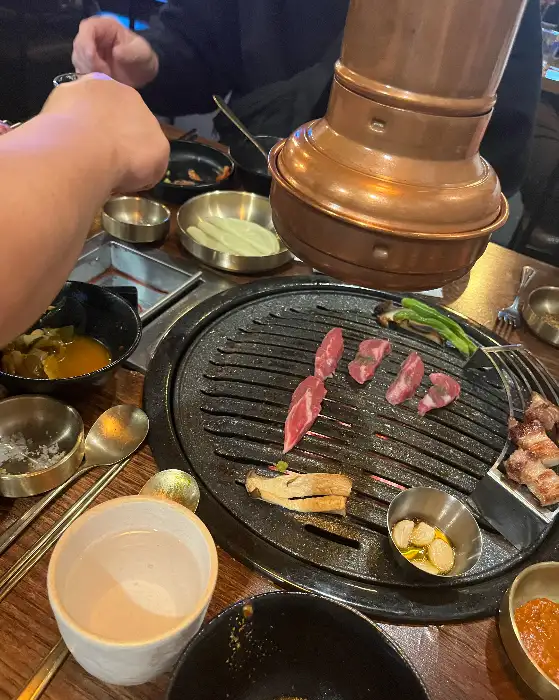 직원이 능숙하게 고기를 굽는 모습