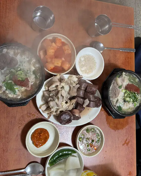 푸짐한 순대국밥과 머리고기