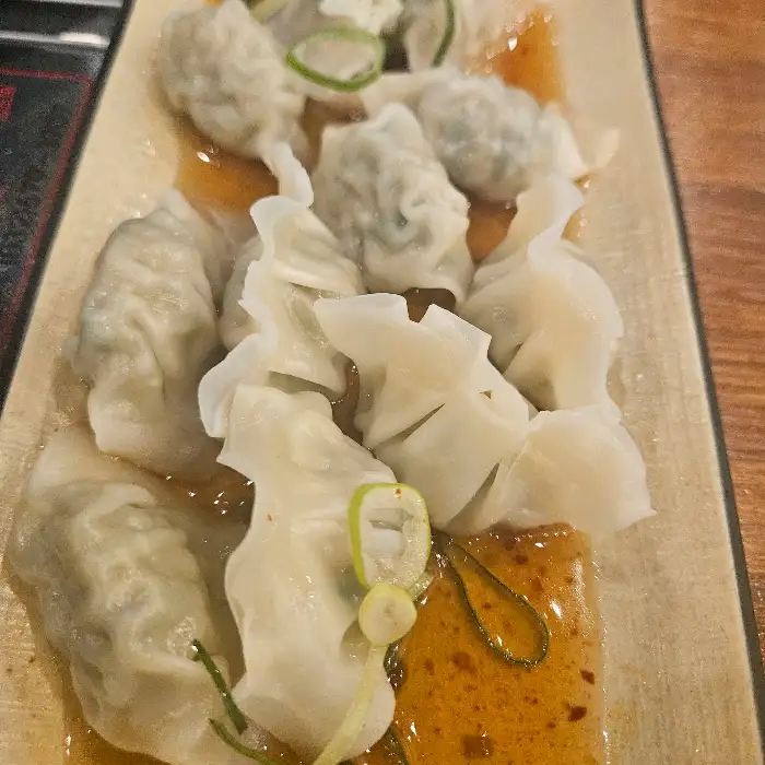 다양한 모양의 만두가 접시에 담겨 있다