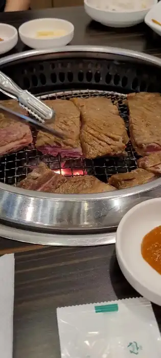 갈빗대가 보이는 두툼한 갈비