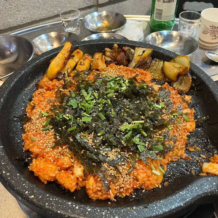 김가루와 참깨가 뿌려진 먹음직스러운 볶음밥