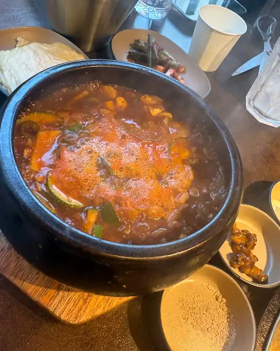 푸짐하게 담긴 된장찌개