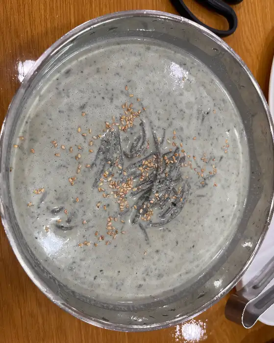 깨소금 뿌려진 콩국수