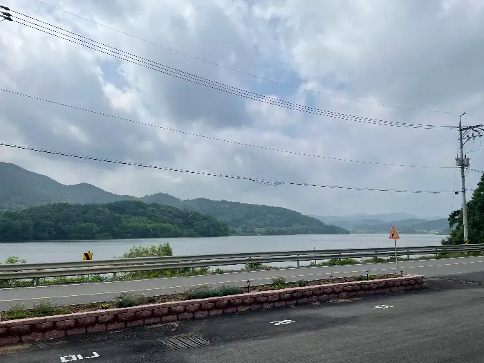 호수와 산이 보이는 풍경