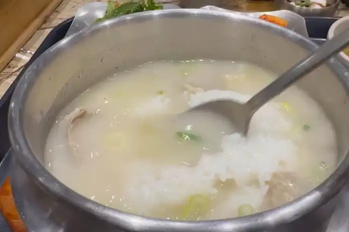 보글보글 끓고 있는 설렁탕 특 비주얼