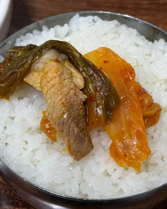밥 위에 올라간 두루치기