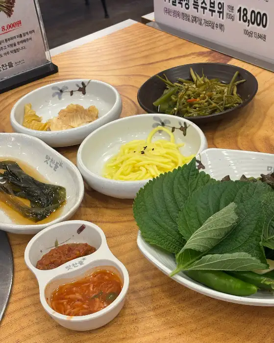 다양한 곁들임 찬이 테이블 위에 놓여 있다.
